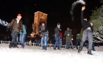 TAKSİM ANITI - Taksim Yeni Yıla Kar Toplarıyla Girdi