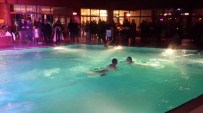 ORYANTAL - Tatilciler Yeni Yılı Eksi 2 Derecede Havuzda Karşıladı