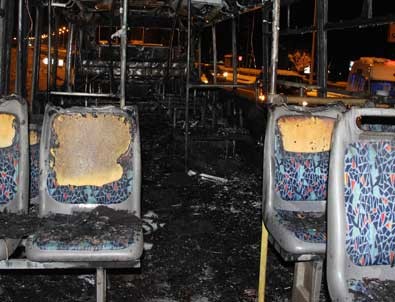 Teröristler belediye otobüsünü ateşe verdi