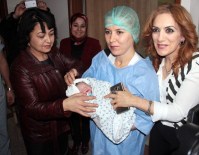 KAYNAR - Yılın İlk Bebeğine Belediye Başkanından Altın