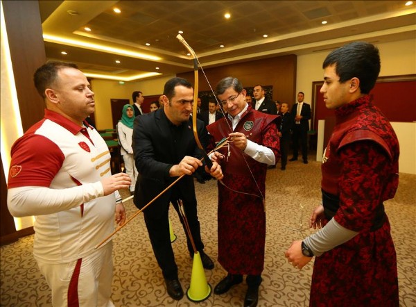 Başbakan Davutoğlu ok attı