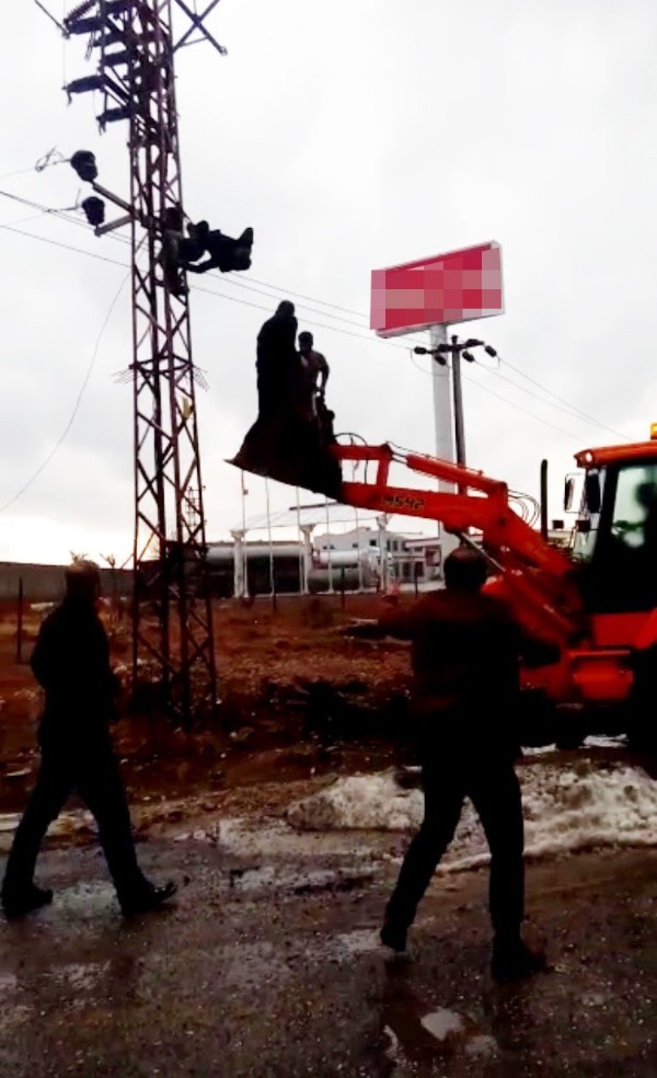 Akıma kapılan elektrik usta asılı kaldı