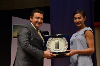 'Aşk Bu Mu?' Adlı Oyun İzleyenlere Keyifli Anlar Yaşattı