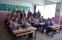 BARTIN VALİSİ - Epçiler Ortaokulu Öğrencilerine Kitap Hediyesi