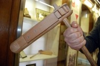 TESLIM BAYRAĞı - Fransızları Korkutan Tahtadan Silah