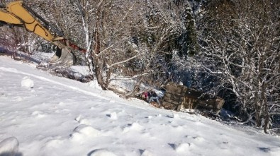 Hafriyat Kamyonu Uçuruma Yuvarlandı