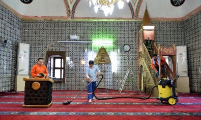 Muratpaşa İbadethaneleri Temizliyor