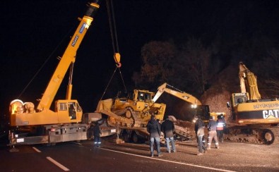 Tır'ın Dorsesinden Kayan Dozer Yan Yattı