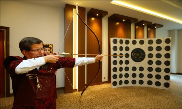 Başbakan Davutoğlu ok attı