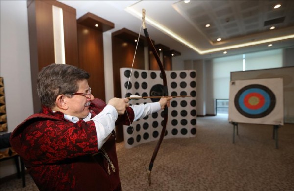 Başbakan Davutoğlu ok attı