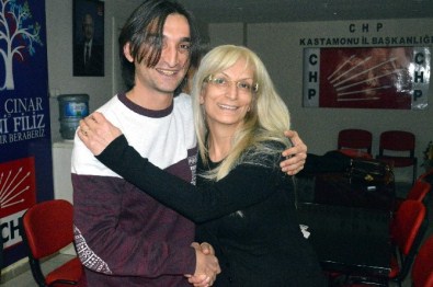 CHP Kadın Kollarından Ödül Alan Gazeteciye Jest