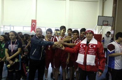 Genç Erkeklerde Voleybolun Şampiyonu Endüstri Meslek Lisesi Oldu