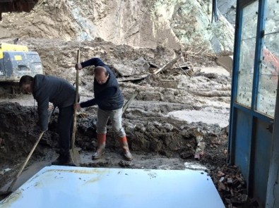 İnebolu'da Heyelanın Yaraları Sarılmaya Çalışılıyor