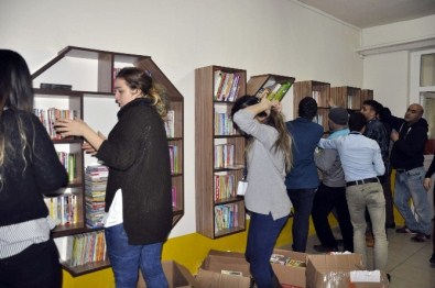 İstanbul Gelişim Üniversitesinde Köy Okuluna Koridor Kütüphane