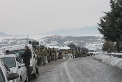 Şırnak'a gitmek isteyen gruba polis engeli