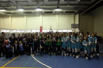 Yıldız Kızlarda Voleybolun Şampiyonu Karamelik Ortaokulu Oldu