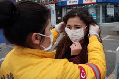 Adana'da Toplu Taşıma Araçlarında Maske Dağıtılıyor