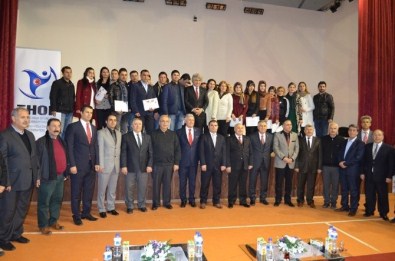 Halk Oyunları Antrenörleri Belgelerini Aldı