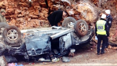 Otomobil Hurdaya Döndü Açıklaması 1 Ölü, 4 Yaralı