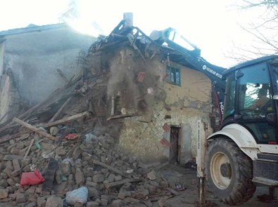 Pazarlar'da Metruk Binaların Yıkımı Devam Ediyor