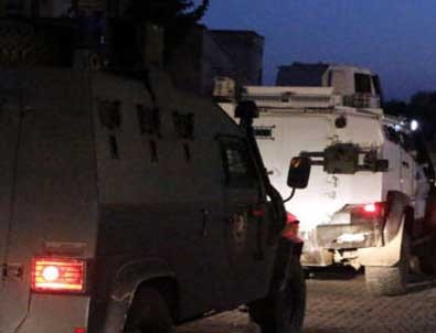 Polis aracı geçerken bomba patladı