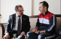 SAKARYA VALİSİ - Vali Coş'tan Anlamlı Ziyaret