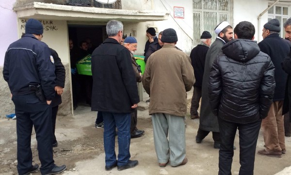 Ölen babasını uyuyor sanıp...