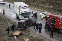 Antalya'da kamyon ile midibüs çarpıştı: 3 ölü, 2 yaralı