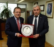 AHMET EDIP UĞUR - Başkan Uğur'a Plaket