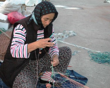 Hatice Teyze Otuz Yıldır Balık Ağlarını Örüyor