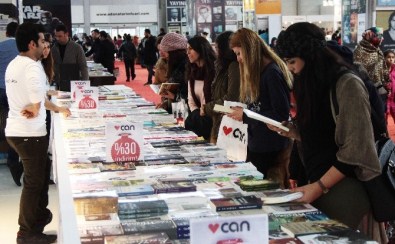 Kitap Fuarında Genç Yazarlara Yoğun İlgi