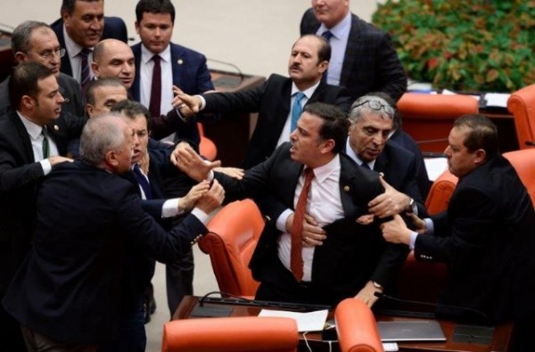 Meclis'te İstiklal Marşı kavgası!