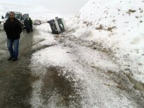 MİNİBÜS ŞOFÖRÜ - Cenazeye Giden Minibüs Şarampole Devrildi Açıklaması 8 Yaralı