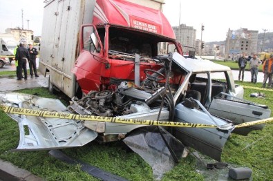 Kamyonetin Çarptığı Otomobil Hurdaya Döndü Açıklaması 1 Ölü, 3 Yaralı