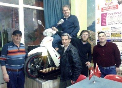 Tavla Turnuvası Şampiyonuna Motosiklet Jesti