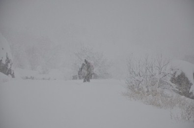 Hakkari'de Mahsur Kalan Yolcular Kurtarıldı