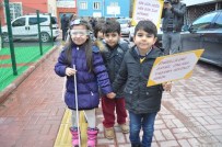 ZİHİNSEL ENGELLİLER - Minikler Beyaz Bastonlarla Yürüdü