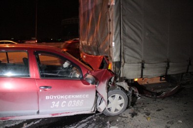 Ticari Taksi Tır'a Arkadan Çarptı Açıklaması 1 Yaralı