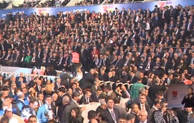 AK Parti Heyeti Salonu Terk Etti