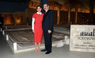 Dışişleri Bakanı Çavuşoğlu, Zeugma Müzesi'nde Defile İzledi