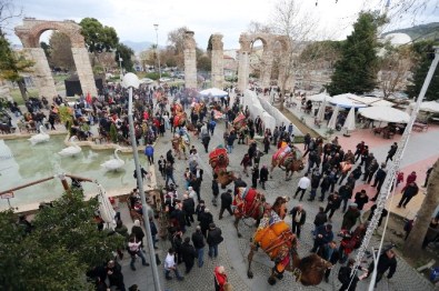En Süslü Deve, Yağmur Altında Seçildi