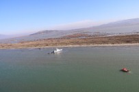BALIKÇI TEKNESİ - Karaya Oturan Yunan Sahil Güvenlik Botu, Türk Sahil Güvenlik Ekipleri Tarafından Kurtarıldı