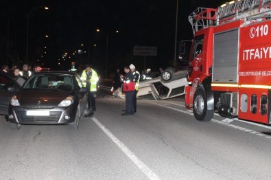 Kırmızı Işıkta Duran Otomobile Çarpıp Takla Attı Açıklaması 2 Yaralı