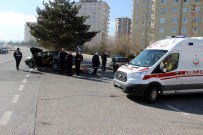 Otomobiller Çarpıştı Açıklaması 2 Yaralı