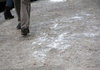 İLGİNÇ GÖRÜNTÜ - Erzurumlular Buzlu Kaldırımda Zor Anlar Yaşadı