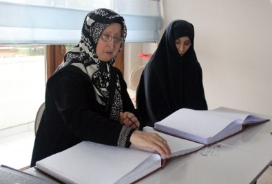 Görme Engelliler Braille Alfabesi İle Kur'an-I Kerim Öğreniyor