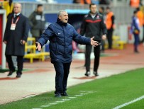 TOLGA ÖZKALFA - Rıza Çalımbay sahayı terk etti