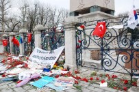 SULTANAHMET - Saldırıyı Kınayarak, Sultanahmet Meydanı'na Karanfil Bıraktılar