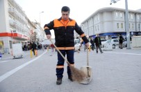 TEMİZLİK İŞÇİSİ - Temizlik İşçisinden Örnek Hareket