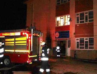 Teröristler Diyarbakır'da okul yaktı